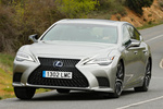 Lexus LS 500h AWD Luxury L-Aniline Turismo Plata Lunar Exterior Frontal-Lateral 4 puertas