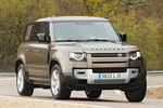 Land Rover Defender 110 P400 AWD Auto MHEV 110 First Edition Todo terreno Gondwana Stone con Techo Negro Exterior Lateral-Frontal 5 puertas