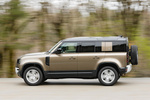 Land Rover Defender 110 P400 AWD Auto MHEV 110 First Edition Todo terreno Gondwana Stone con Techo Negro Exterior Cenital-Lateral 5 puertas