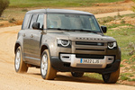 Land Rover Defender 110 P400 AWD Auto MHEV 110 First Edition Todo terreno Gondwana Stone con Techo Negro Exterior Lateral-Frontal 5 puertas