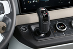 Land Rover Defender 110 P400 AWD Auto MHEV 110 First Edition Todo terreno Interior Palanca de Cambios 5 puertas
