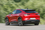 Ford Mustang Mach-E AWD 258 kW (351 CV) Rango Extendido 99 kWh Mach-E AWD Rango Extendido Todo terreno Rojo Rapid Met&aacute;lico Exterior Lateral-Posterior 5 puertas