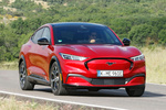 Ford Mustang Mach-E AWD 258 kW (351 CV) Rango Extendido 99 kWh Mach-E AWD Rango Extendido Todo terreno Rojo Rapid Met&aacute;lico Exterior Lateral-Frontal 5 puertas