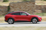 Ford Mustang Mach-E AWD 258 kW (351 CV) Rango Extendido 99 kWh Mach-E AWD Rango Extendido Todo terreno Rojo Rapid Met&aacute;lico Exterior Lateral 5 puertas
