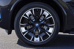 BMW iX3 Paquete M Sport Paquete M Sport Todo terreno M Carbon Black Metallic Exterior Llanta 5 puertas