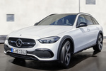 Mercedes-Benz Clase C Gama All Terrain 4MATIC All Terrain Avantgarde con Paquete Night Turismo familiar Opalite White Bright Exterior Frontal-Lateral 5 puertas