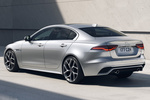 Jaguar XE R-Dynamic HSE R-Dynamic HSE Turismo Yulong White Exterior Frontal-Lateral 4 puertas