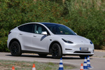 Tesla Model Y Tracci&oacute;n integral Gran autonom&iacute;a Gran Autonom&iacute;a Interior Premium Negro y Blanco Todo terreno Blanco perla multicapas Exterior Lateral-Frontal 5 puertas