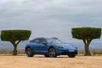 Porsche Taycan Cross Turismo Turbo S Cross Turismo Turbo S con Paquete SportDesign Offroad Negro Turismo familiar Azul Neptuno Exterior Lateral-Frontal 5 puertas