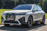 BMW iX xDrive50 Paquete deportivo Sport Todo terreno Mineralwei&szlig; Exterior Frontal-Lateral 5 puertas