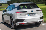 BMW iX xDrive50 Paquete deportivo Sport Todo terreno Mineralwei&szlig; Exterior Lateral-Posterior 5 puertas