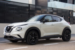 Nissan Juke DIG-T 84 kW (114 CV) DCT Enigma Todo terreno Lunar White con Midnight Black Exterior Frontal-Lateral 5 puertas