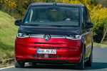Volkswagen T7 Multivan Largo 1.4 eHybrid 160 kW (218 CV) DSG 6 vel. Style Multivan Largo eHybrid Veh&iacute;culo comercial Deep Black Pearl Effect / Fortana Red Metallic Exterior Frontal-Lateral 5 puertas