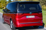 Volkswagen T7 Multivan Largo 1.4 eHybrid 160 kW (218 CV) DSG 6 vel. Style Multivan Largo eHybrid Veh&iacute;culo comercial Deep Black Pearl Effect / Fortana Red Metallic Exterior Lateral-Posterior 5 puertas