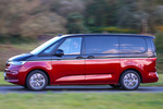 Volkswagen T7 Multivan Largo 1.4 eHybrid 160 kW (218 CV) DSG 6 vel. Style Multivan Largo eHybrid Veh&iacute;culo comercial Deep Black Pearl Effect / Fortana Red Metallic Exterior Lateral 5 puertas