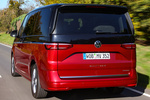 Volkswagen T7 Multivan Largo 1.4 eHybrid 160 kW (218 CV) DSG 6 vel. Style Multivan Largo eHybrid Veh&iacute;culo comercial Deep Black Pearl Effect / Fortana Red Metallic Exterior Lateral-Posterior 5 puertas