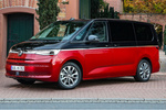 Volkswagen T7 Multivan Largo 1.4 eHybrid 160 kW (218 CV) DSG 6 vel. Style Multivan Largo eHybrid Veh&iacute;culo comercial Deep Black Pearl Effect / Fortana Red Metallic Exterior Frontal-Lateral 5 puertas