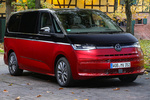 Volkswagen T7 Multivan Largo 1.4 eHybrid 160 kW (218 CV) DSG 6 vel. Style Multivan Largo eHybrid Veh&iacute;culo comercial Deep Black Pearl Effect / Fortana Red Metallic Exterior Lateral-Posterior 5 puertas