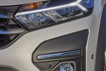 Dacia Jogger ECO-G 100 5 plazas Comfort 5 plazas Turismo familiar Gris Moonstone Exterior Faro 5 puertas