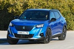Peugeot 2008 e-2008 100 kW (136 CV) e-2008 GT Pack Todo terreno Azul V&eacute;rtigo Exterior Frontal-Lateral 5 puertas