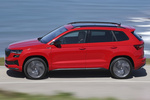 Skoda Karoq 2.0 TSI 140 kW (190 CV) DSG 4x4 Sportline Todo terreno Rojo Velvet Metalizado Exterior Lateral 5 puertas