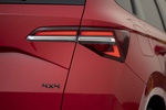 Skoda Karoq 2.0 TSI 140 kW (190 CV) DSG 4x4 Sportline Todo terreno Rojo Velvet Metalizado Exterior Pilotos 5 puertas