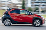 Toyota Aygo X Cross Trendy Edition Cross Trendy Edition Todo terreno Bi-tono Chili Red Exterior Lateral 5 puertas
