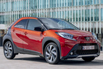 Toyota Aygo X Cross Trendy Edition Cross Trendy Edition Todo terreno Bi-tono Chili Red Exterior Lateral-Frontal 5 puertas