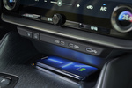 Lexus RZ 450e Luxury Todo terreno Interior Recarga inal&aacute;mbrica tel&eacute;fonos 5 puertas