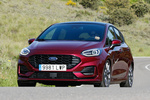 Ford Fiesta 1.0 EcoBoost MHEV 114 kW (155 CV) ST Line X Turismo Rojo Berry Exterior Frontal-Lateral 5 puertas