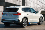 BMW iX1 xDrive30 iX1con Elementos BMW i Blue Todo terreno Mineral white metallic Exterior Posterior-Lateral 5 puertas