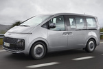 Hyundai Staria 2.2 CRDi 130 kW (177 CV) 4x4 AT 7 plazas Premium 7 plazas Monovolumen Shimmering Silver Metallic Exterior Frontal-Lateral 5 puertas