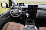 Hyundai Staria 2.2 CRDi 130 kW (177 CV) 4x4 AT 7 plazas Premium con tapicer&iacute;a marr&oacute;n 7 plazas Monovolumen Interior Salpicadero 5 puertas