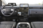 Hyundai Staria 2.2 CRDi 130 kW (177 CV) 4x4 AT 7 plazas Premium con tapicer&iacute;a negra 7 plazas Monovolumen Interior Salpicadero 5 puertas