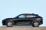 Ford Mustang Mach-E RWD 216 kW (294 CV) Rango Extendido 99 kWh Mach-E RWD Rango Extendido Todo terreno Negro absoluto Exterior Lateral 5 puertas