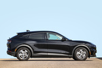 Ford Mustang Mach-E RWD 216 kW (294 CV) Rango Extendido 99 kWh Mach-E RWD Rango Extendido Todo terreno Negro absoluto Exterior Lateral 5 puertas