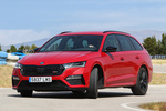 Skoda Octavia Combi RS 2.0 TSI 180 kW (245 CV) DSG Combi RS iV Turismo familiar Rojo Velvet Metalizado Exterior Frontal-Lateral 5 puertas