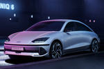 Hyundai IONIQ 6 239 kW (325 CV) 77 kWh AWD Energy Turismo Serenity White Exterior Frontal-Lateral 4 puertas