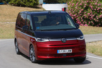 Volkswagen T7 Multivan Corto 1.4 eHybrid 160 kW (218 CV) DSG 6 vel. Style Multivan Corto eHybrid Veh&iacute;culo comercial Deep Black Pearl Effect / Fortana Red Metallic Exterior Lateral-Frontal 5 puertas