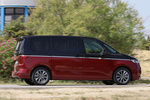 Volkswagen T7 Multivan Corto 1.4 eHybrid 160 kW (218 CV) DSG 6 vel. Style Multivan Corto eHybrid Veh&iacute;culo comercial Deep Black Pearl Effect / Fortana Red Metallic Exterior Lateral 5 puertas