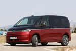 Volkswagen T7 Multivan Corto 1.4 eHybrid 160 kW (218 CV) DSG 6 vel. Style Multivan Corto eHybrid Veh&iacute;culo comercial Deep Black Pearl Effect / Fortana Red Metallic Exterior Frontal-Lateral 5 puertas