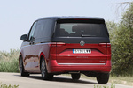 Volkswagen T7 Multivan Corto 1.4 eHybrid 160 kW (218 CV) DSG 6 vel. Style Multivan Corto eHybrid Veh&iacute;culo comercial Deep Black Pearl Effect / Fortana Red Metallic Exterior Lateral-Posterior 5 puertas