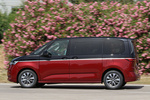 Volkswagen T7 Multivan Corto 1.4 eHybrid 160 kW (218 CV) DSG 6 vel. Style Multivan Corto eHybrid Veh&iacute;culo comercial Deep Black Pearl Effect / Fortana Red Metallic Exterior Lateral 5 puertas