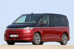 Volkswagen T7 Multivan Corto 1.4 eHybrid 160 kW (218 CV) DSG 6 vel. Style Multivan Corto eHybrid Veh&iacute;culo comercial Deep Black Pearl Effect / Fortana Red Metallic Exterior Frontal-Lateral 5 puertas