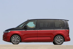 Volkswagen T7 Multivan Corto 1.4 eHybrid 160 kW (218 CV) DSG 6 vel. Style Multivan Corto eHybrid Veh&iacute;culo comercial Deep Black Pearl Effect / Fortana Red Metallic Exterior Lateral 5 puertas