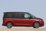 Volkswagen T7 Multivan Corto 1.4 eHybrid 160 kW (218 CV) DSG 6 vel. Style Multivan Corto eHybrid Veh&iacute;culo comercial Deep Black Pearl Effect / Fortana Red Metallic Exterior Lateral 5 puertas