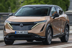 Nissan Ariya 87 kWh 4x2 Evolve Todo terreno Akatsuki Copper con Techo Ninja Black Exterior Frontal-Lateral 5 puertas