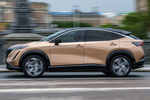 Nissan Ariya 87 kWh 4x2 Evolve Todo terreno Akatsuki Copper con Techo Ninja Black Exterior Lateral 5 puertas