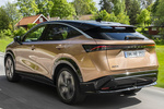 Nissan Ariya 87 kWh 4x2 Evolve Todo terreno Akatsuki Copper con Techo Ninja Black Exterior Lateral-Posterior 5 puertas