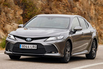 Toyota Camry Electric Hybrid Luxury Turismo Gris Metalizado Exterior Frontal-Lateral 4 puertas